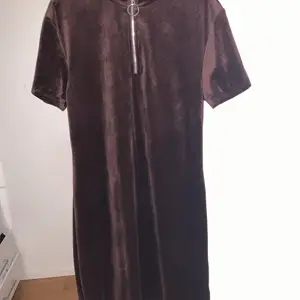 Ribbad klänning i storlek 40