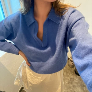 Snygg stickad tröja från Zara - Sååå snygg stickad tröja från zara, helt slutsåld & i en helt fantastiskt blå färg 😍 i strl M men passar mig mer som en S/XS. Jättefint skick. Köparen står för frakten eller så kan jag mötas upp i Malmö / Lund❤️