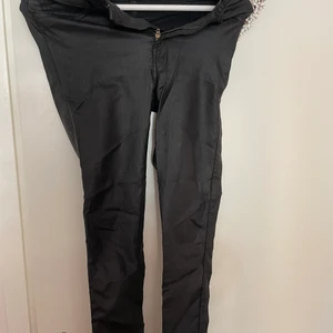 Läderbyxor S/32 - Säljer mina läderbyxor från vero moda. Som ni ser på bild är de lite sönder men inget hål. Köparen står för frakt