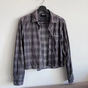 Skjorta  - Cool Manchesterskjorta köpt på secondhand i London. Skickar gärna fler bilder med mått och passform om intresse finns. Frakt tillkommer!✨✨