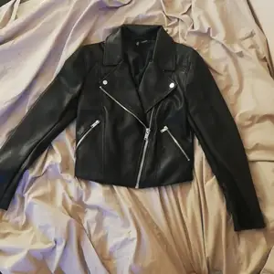 Aldrig använt den här jackan så är precis som ny men har legat långt bak i min garderob. Köpte den för 400 kr. 