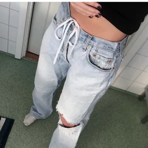 Levis jeans  - ( LÅNAD BILD ) Ett par helt oanvända Levis jeans köpa här! Köpta för 250kr + frakt och skulle kunna tänka mig de priset här med. Baggy jeans strl 36-38. DIREKT KÖP 350!