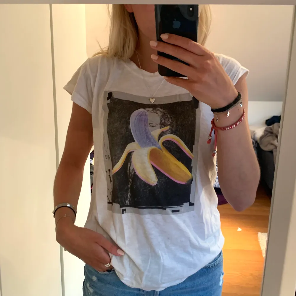 Säljer denna då den inte kommer till användning. Jag skulle säga att den passar mellan XS-M då den är lite oversized. Den är använd 5 gånger. ❤️nypris ca 900kr (priset kan diskuteras). T-shirts.