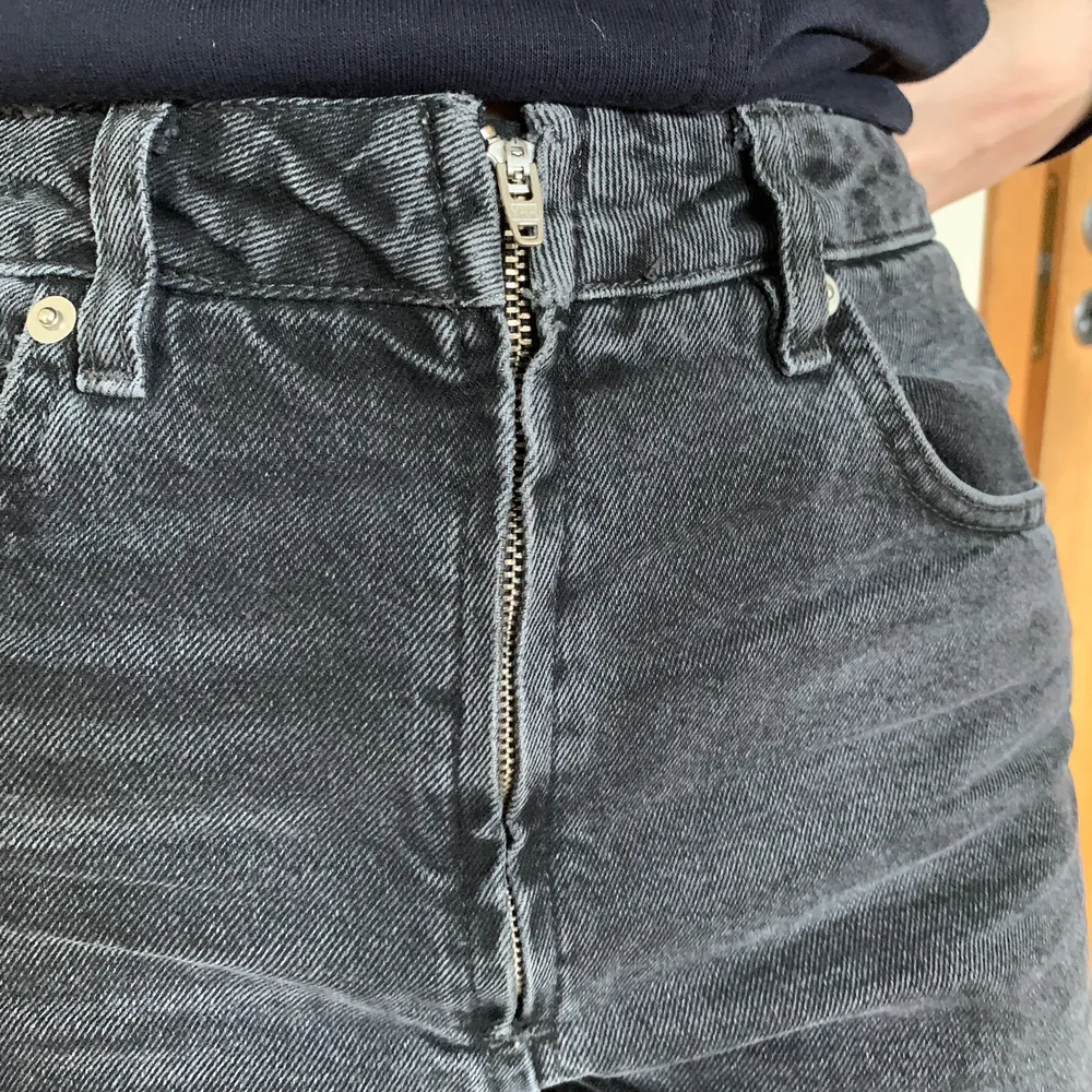 Säjer fina jeans från Asos som inte kommer till användning, storlek: UK 28/36 😊 jag är 170 cm lång och passar som medium, modellen på byxan är kort. Köparen står för frakten 📦🛍🚚 STARTBUD: 80kr. Jeans & Byxor.