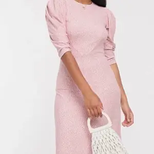 Jättesöt klänning! 🌸 Mjuk och skön rosa klänning med puffärm. Är helt oanvänd, säljer den pga garderobsrensning då jag har många klänningar redan :) Kan mötas upp i Hägersten eller skicka mot tillägg av frakt 48 kr eller spårbar 66 kr 💞🙏🏼