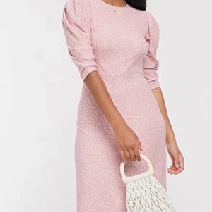 QED klänning stl:38 - Jättesöt klänning! 🌸 Mjuk och skön rosa klänning med puffärm. Är helt oanvänd, säljer den pga garderobsrensning då jag har många klänningar redan :) Kan mötas upp i Hägersten eller skicka mot tillägg av frakt 48 kr eller spårbar 66 kr 💞🙏🏼