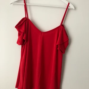 Röd superfin off shoulder topp Storlek S - Superfin röd off shoulder topp från Nelly. Nyskick. Banden förkortade, sömnen kan tas upp till ursprunglig längd. Storlek S 