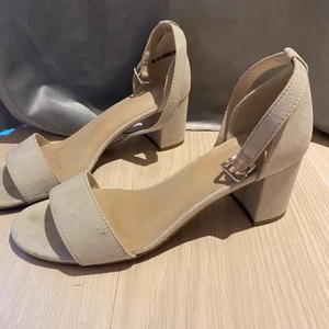 Beiga klackskor - Säljer mina beiga klackskor som jag hade på min bal i 9an och är därför bara använda 1 gång. Dom är i väldigt bra skick. Köpta på din sko.