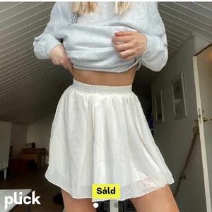 Vit kjol - Superfin kjol köpt här på plick. Finns en liten ljusgul fläck på sidan men som knappt syns alls. tveka inte om du har någon fråga!