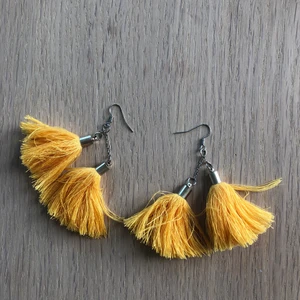 Örhängen - tassel  - Fina tassel örhängen i gul/senapsgul färg 🌻 ljuvliga till sommaren! Använda endast någon gång. 