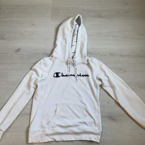 Champion hoodie|| storlek ( Small ) fint skick, andvänt fåtal gånger. Frakt: 62 kr, Köparen står för frakten 🌸 
