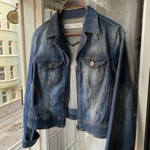 Vintage jeansjacket  - Söt jeansjacka i storlek 42 motsvarande S