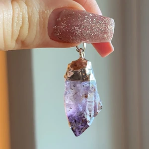 Ametist! - Ametist med hänge, superfint att ha runt halsen exempelvis! Riktig ametist köpt på kristallrummet