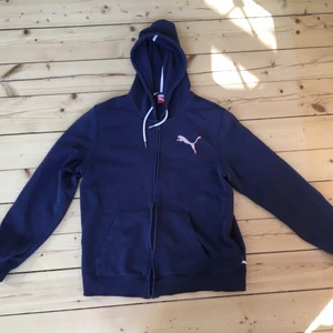 Nikezip - Zip hoodie köpt från loppis. Väldigt stor, bra skick. Skriv för mer bilder 