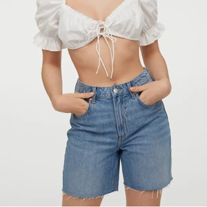 Jeansshorts  - INTRESSEKOLL!!! intressekoll på mina jeansshorts i stl 36 från h&m. Funderar på att sälja då jag ej får användning för dem. Kan skicka fler bilder privat. Buda gärna hur mycket ni hade kunnat betala för dem :) (två sista bilderna är mina!!)