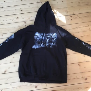 Ziphoodie - Ziphoodie köpt från loppis. Väldigt stor, bra skick. Skriv för mer bilder. 