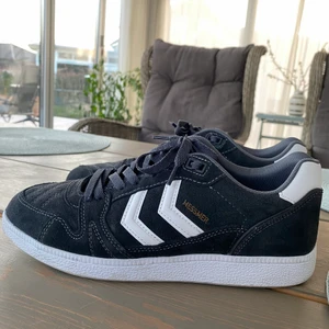 Hummel sneakers  - Nya skor endast provade så det är i nyskick, storlek 41, säljer pga fel storlek! Mörkgrå mocka, Nypris 1000kr säljer för 500kr men kan gå ner i pris vid snabb affär!✨kollar gärna in det andra jag säljer🙃