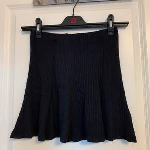 Mörkblå kjol från COSTES i storlek XS. Skönt stretchigt tyg. Aldrig använd, säljer då den inte kommit till användning.