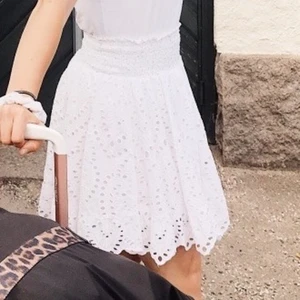 Vit somrig spetskjol - Vit somrig kjol i spets. Fint skick. Säljes då den inte kommer till användning så mycket. Köparen står för frakt