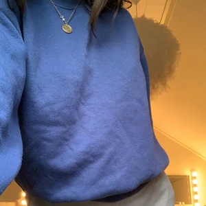 Blå sweatshirt - Blå sweatshirt i storlek S från boohoo. Lite oversized fit. Supermysig. Köparen står för frakten. 🌟