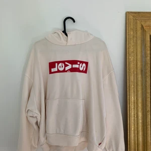 Hoodie Levis - oversized hoodie från Levis. Har blivit en fläck på kragen som jag inte fått bort men inget man tänker på. Snöret till luvan saknas.