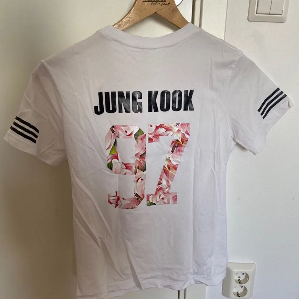 Jag övergav tyvärr min k-popaddiction kort efter jag hade köpt den här tröjan. Den är i superfint skick och bra tjockt bomullsmaterial, liknande Weekdays material på t-shirts. Inga fläckar eller liknande, allt tryck är kvar. Den är en stor Small. . T-shirts.