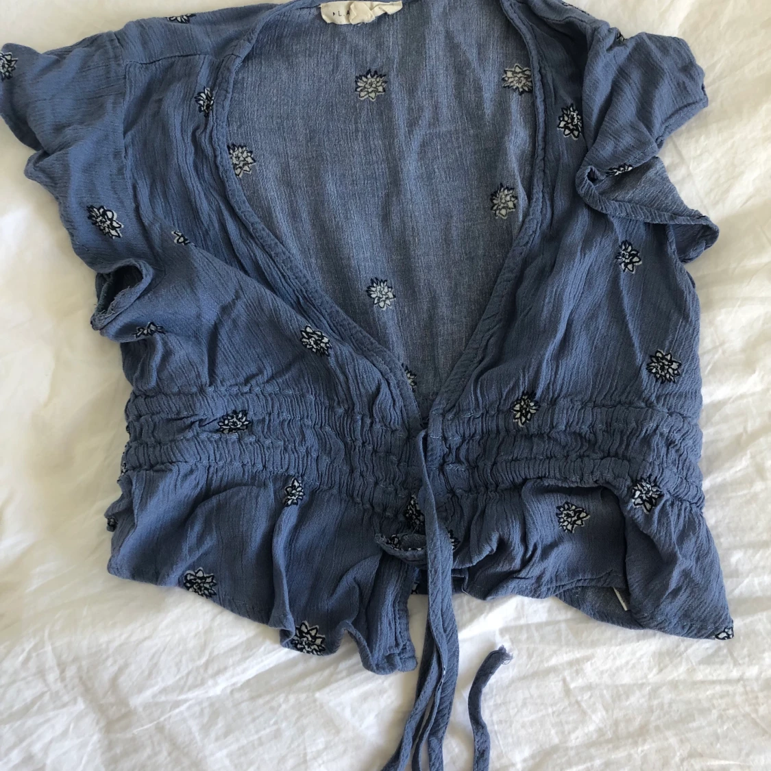 Världens sötaste blus med knyt detaljer 