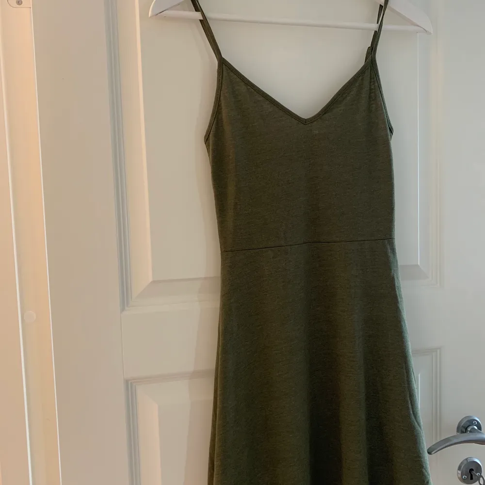 Köpte en klänning för ca 2 år sedan som försvunnit i garderoben. Hittade den nu och har tyvärr växt ur den. Den är helt oanvänd. . Klänningar.