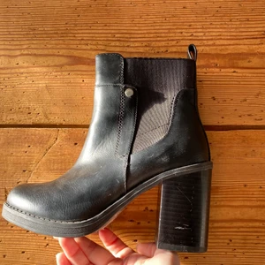 VOX | Svarta Boots! - Normal i passform men är lite mindre i storlek. Skorna passar potentiellt bättre för de med skostorlekarna 35-36. Aldrig använda utomhus och knappt använda inomhus för den delen!150 kr + frakt!