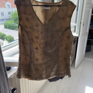 Vintage topp - Assnygg vintage topp som är perfekt för alla tillfällen! Snyggt material och detaljer! Storlek S💕