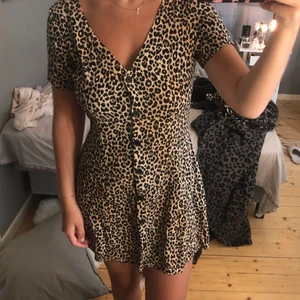 Leopard mönstrad klänning - Leopardmönstrad klänning, endast använd 1 gång 💕köparen står för frakten 