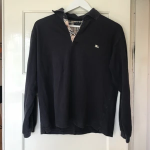 Burberry tröja - Tröja från Burberry. Köpt secondhand. Endast prövad. Storlek 14. Frakt tillkommer 🌞