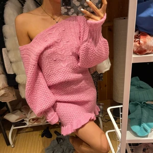 Stickad klänning  - Säljer denna super fina klänning från asos då den tyvärr blivit för stor för mig. Använd ett fåtal gånger. Strl 38