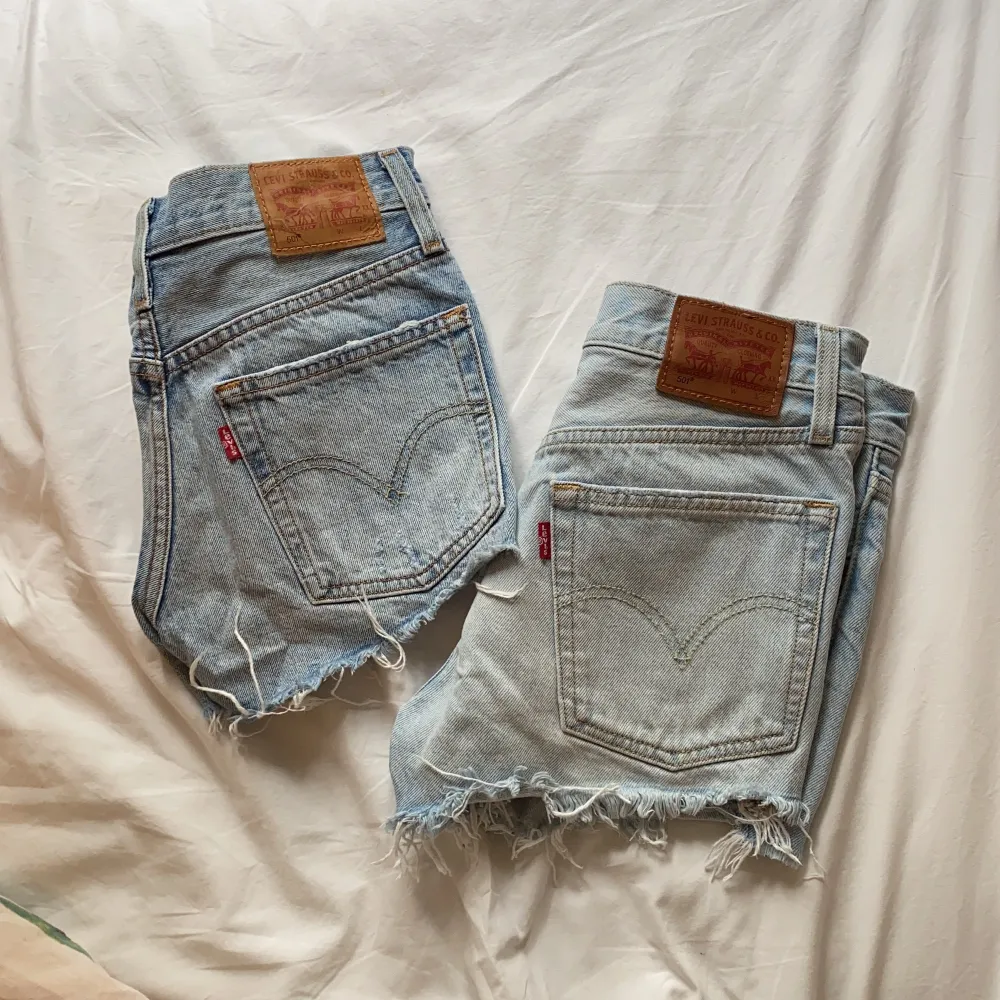 Två levis shorts som säljs pga de är för små för mig 🌸 de ljusa är strl 25 och de mörkare i strl 24. Går att köpas var för sig också, meddela mig då privat så kan vi diskutera pris! . Shorts.