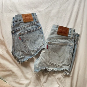 Levis shorts - Två levis shorts som säljs pga de är för små för mig 🌸 de ljusa är strl 25 och de mörkare i strl 24. Går att köpas var för sig också, meddela mig då privat så kan vi diskutera pris! 