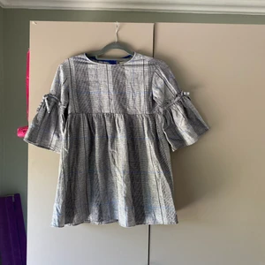 Rutig Zara klänning - Säljer denna superfina klänning med utsvängda ärmar ifrån Zaras barnavdelning men passar XS, knappt använd:)