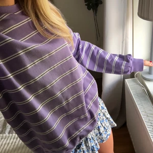Lila randig sweatshirts  - Cool lila randig sweatshirt från junkyard 🦄 