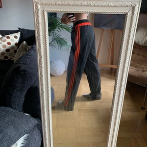 Ascoola vintage Adidas byxor - Ett par supersnygga Adidasbyxor med orangea sträck i prassligt material. Tyvärr har de blivit förstora för mig så de är dags att de får en ny ägare! De är i storlek M men passar även mindre storlekar då de går att dra åt i midjan (jag har vanligtvis xs/s). Skriv privat för mer bilder eller frågor💕 