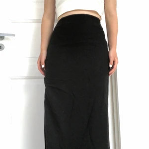 Lång svart glittrig kjol  (S/36) - Säljs då den inte kommer till användning. En lång glittrig svart kjol med hög midja. Passar även mig som i vanliga fall har storlek M. 