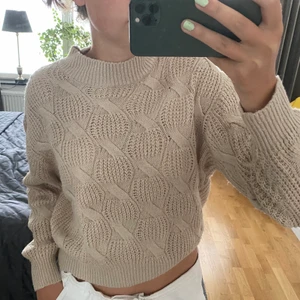 Stickad tröja - En sjukt snygg beige stickad tröja med fint mönster💕