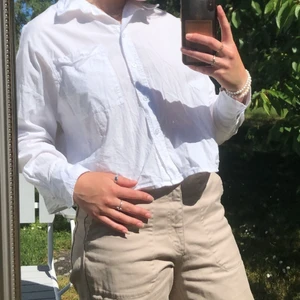 Skjorta Monki  - Vit skjorta från Monki i storlek S. Har ett mindre märke på ena ärmen, oklart om det går bort. Annars i fint skick! 🤍 