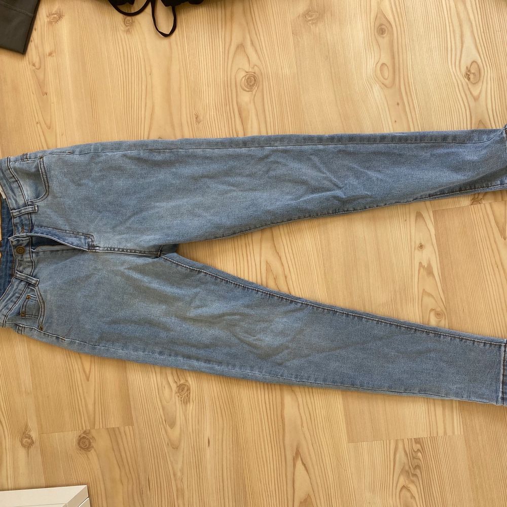 Superfina högmidjade jeans, aldrig använda😋 kontakta mig vid intresse🤍. Jeans & Byxor.