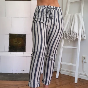 Linnebyxor randiga - Randiga linnebyxor köpte från NA-KD för ca 1 år sedan. Aldrig använda. Strl 36.