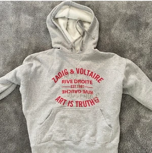 Zadig & Voltaire Hoodie - Ute igen pga oseriös köpare. BUD ÄR BINDANDE! Köpare står för frakt, kan även mötas i Stocholm C. Använd 1 gång, nyskick. 