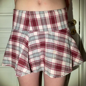 Rutig minikjol - Jätte söt mini kjol med fina detaljer är dock väldigt liten så har dessvärre aldrig använt!