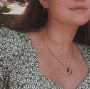 Klänning, H&M - Grönblomming klänning från H&m i strl 44 (mer som en 42). Den har något puffiga ärmar med en charming halsring och en hyfsat kort slits på vänster sida. Klänningen är använd ca 5 gånger, men i fint skick! Köparen står för frakt och returneras ej💚