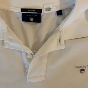 Gant Piké - Säljer en gant piké i storlek M. Inga defekter eller liknanden. Kan sänka priset vid köp av flera produkter samtidigt