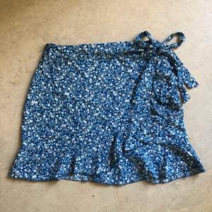 Super söt blå kjol från shein i storlek S. Köptes förra året men är bara använd ett fåtal gånger. Det är ganska tunt material men den är i bra skick. 🤩💕