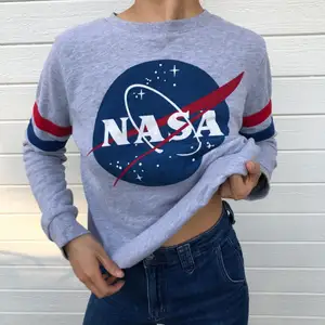 grå sweatshirt med NASA logga i gott skick! 