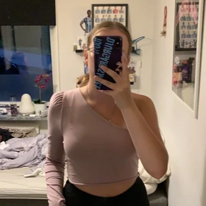 Enärmad tröja från NAKD - Jättesöt tröja från NAKD, enärmad, rosa. Har klippt av själv till en kortare modell, se första bilden för referens, jag är 159 cm. 